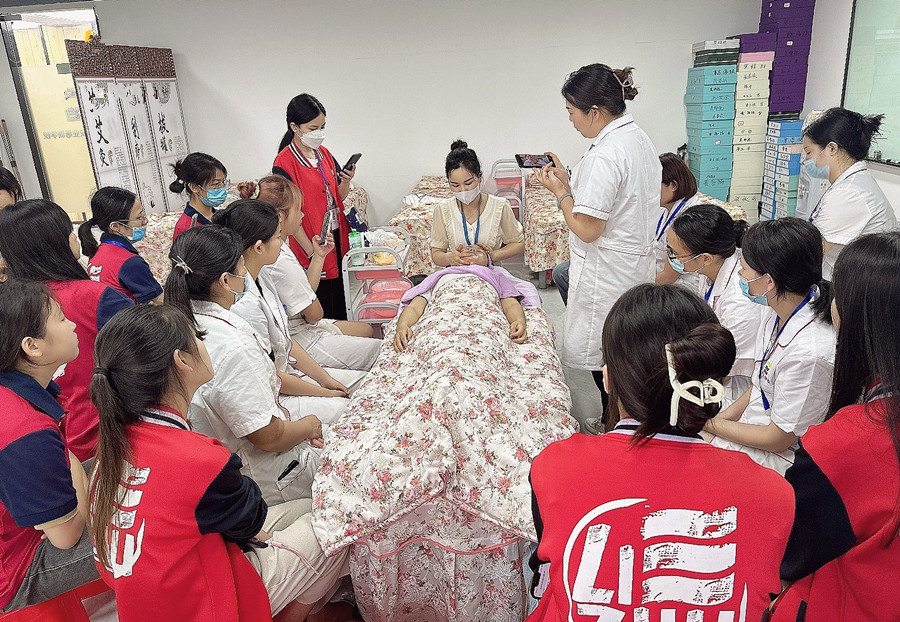 夏季面部如何緊急補(bǔ)水？廣西學(xué)面部護(hù)膚教學(xué)