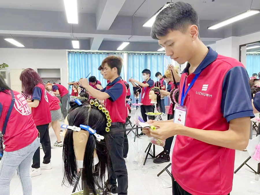 燙發(fā)技術(shù)考核 | 南寧燙發(fā)造型培訓(xùn)學(xué)校全員通過(guò)