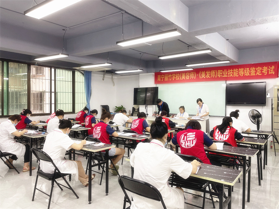 美容師考核鑒定在麗竹學校如期舉行