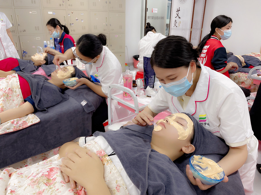 哪些人適合敷軟膜？廣西美容面部護膚課程