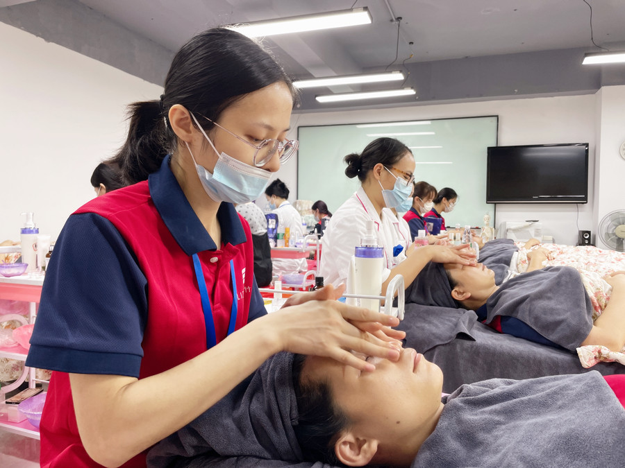 化妝需要學皮膚管理嗎？廣西美容化妝學校專業(yè)解答