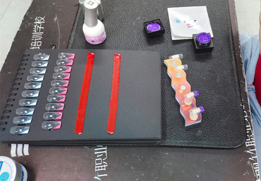 廣西學美甲培訓：法式美甲課堂練習