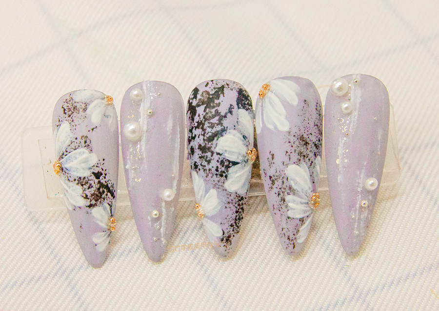 南寧美甲學(xué)校：磨砂美甲，鉑金膠美甲，彩繪小雛菊美甲