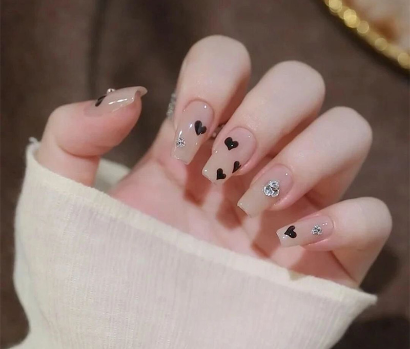 不挑手的黑色美甲，廣西美業(yè)職業(yè)技術(shù)學院推薦