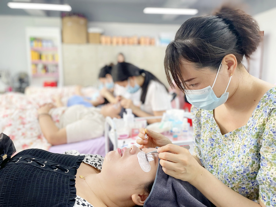 學(xué)費(fèi)多少？南寧美甲美睫紋繡培訓(xùn)學(xué)校