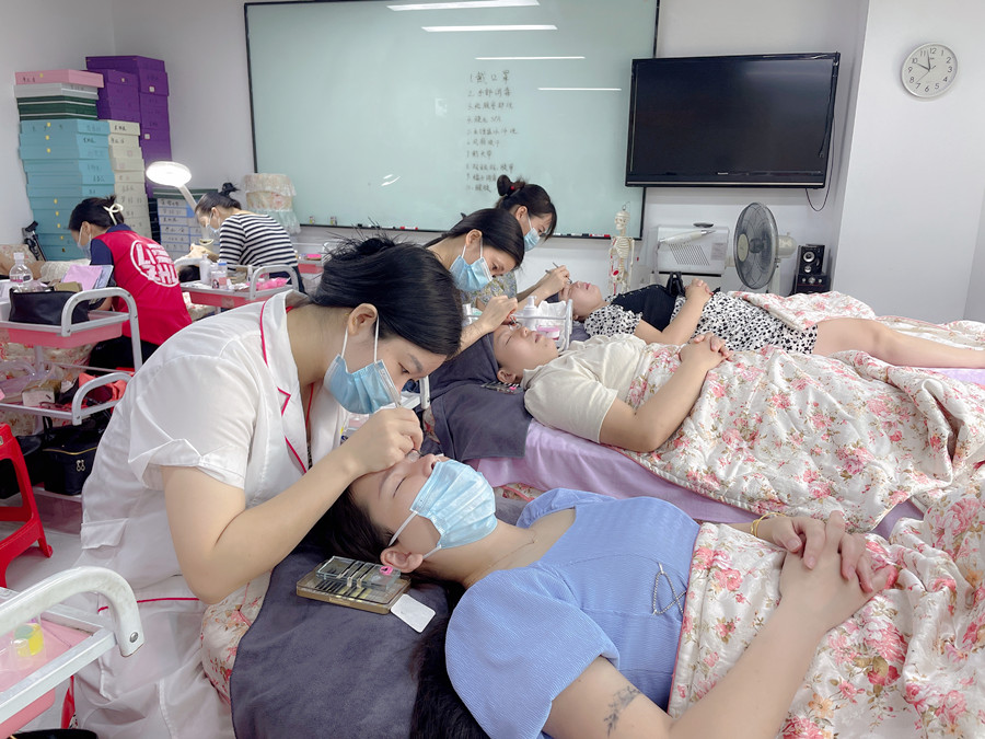 決定美睫密度與長度的標準，南寧美甲美睫分享