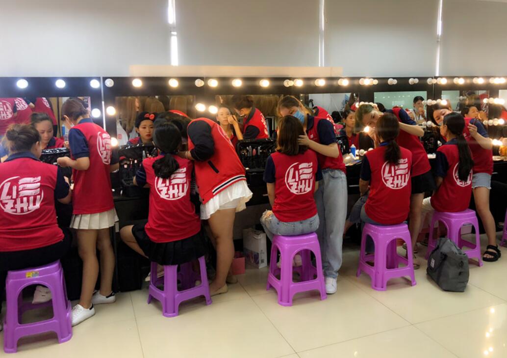 南寧化妝課堂：想要升班？先過(guò)考核