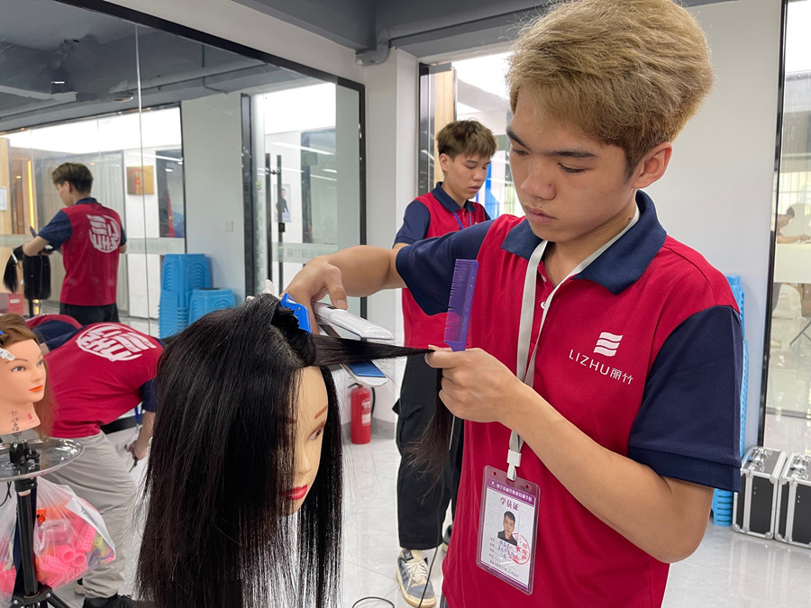 美發(fā)培訓：怎么用直板夾拉直頭發(fā)？