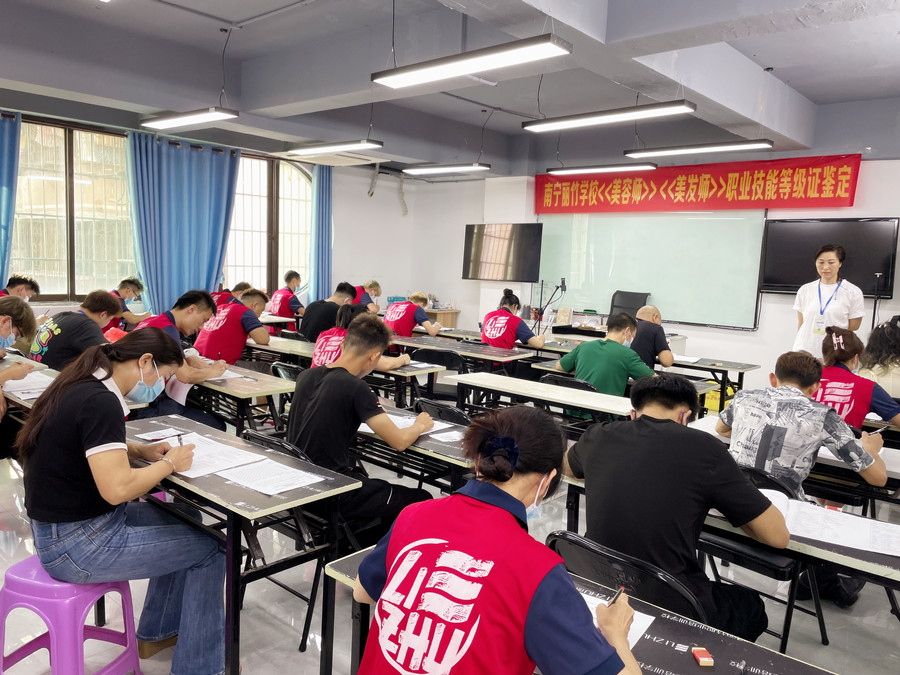 美發(fā)師證考試，麗竹學(xué)校一路高歌