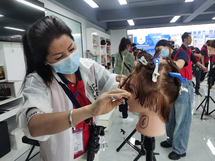 剪劉海的好與壞，南寧美發(fā)培訓(xùn)課程分享