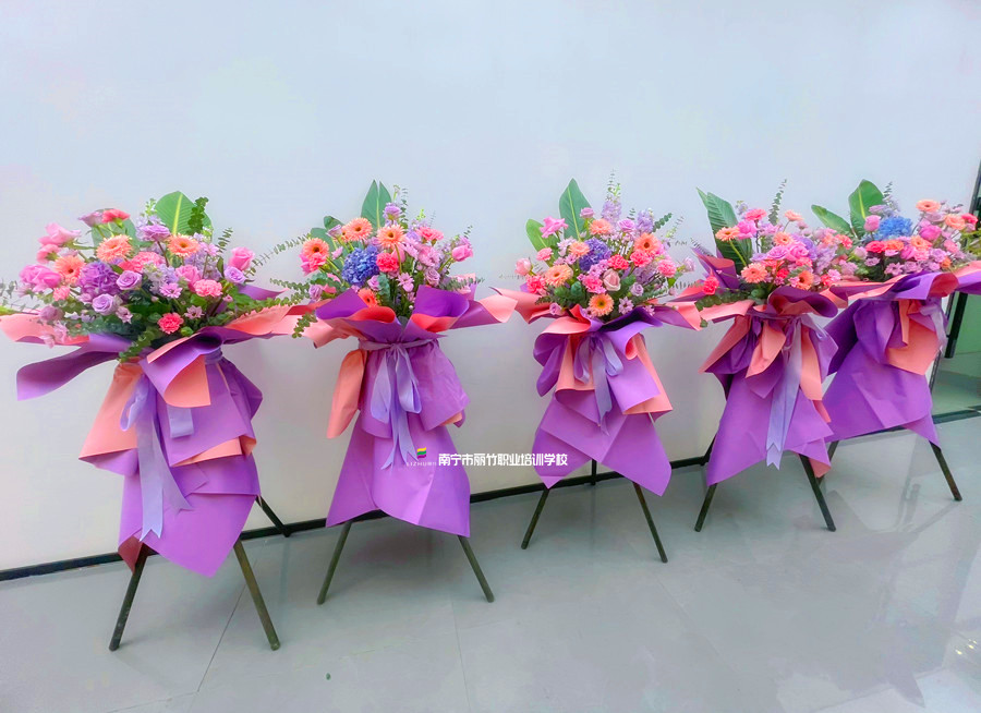 南寧花藝是培訓(xùn)作品：網(wǎng)紅開(kāi)業(yè)花籃