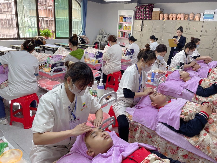 面部護理：認識面部點按位置