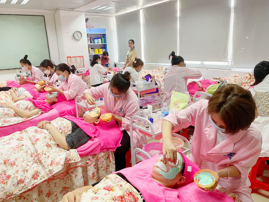 涂抹式面膜和貼片面膜區(qū)別，廣西美容培訓(xùn)面部