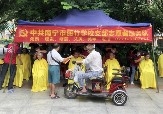 ?小區(qū)免費理發(fā)公益活動，廣西美發(fā)職業(yè)技術(shù)學(xué)校在進(jìn)行