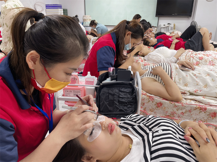 美睫是什么？南寧哪里可以學(xué)美睫？