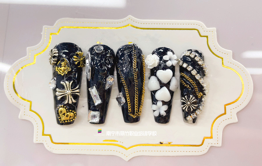 飾品堆鉆美甲，廣西美甲專業(yè)教學(xué)學(xué)員作品
