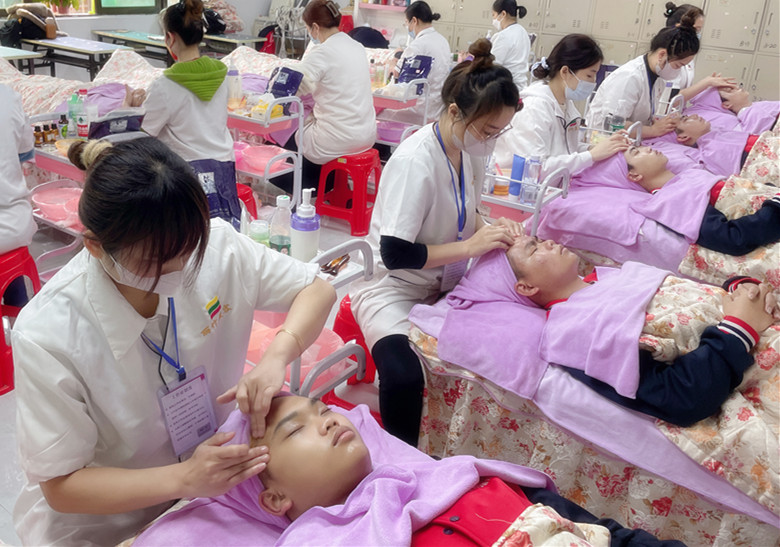 南寧美容師日常：按摩臉部注意事項(xiàng)