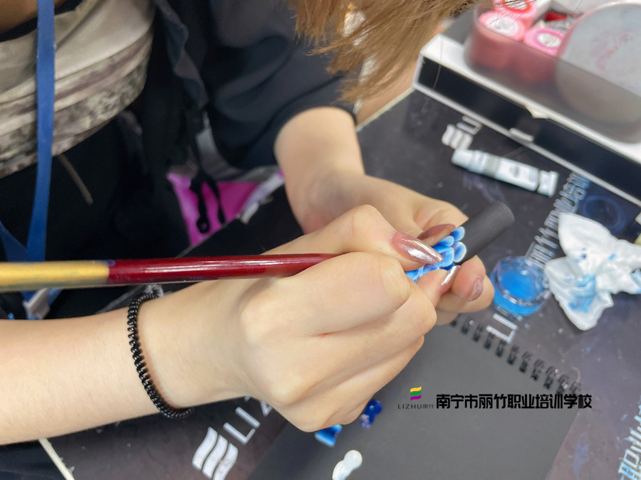 甲油膠調(diào)色技巧，南寧美甲培訓(xùn)