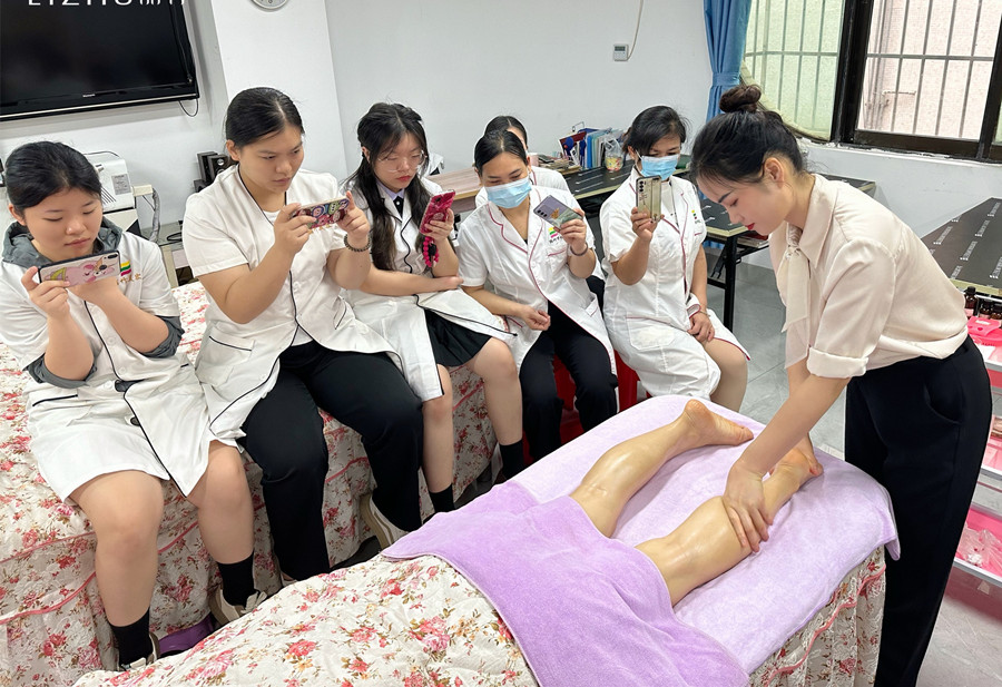 廣西美容美師：如何給腿部按摩？