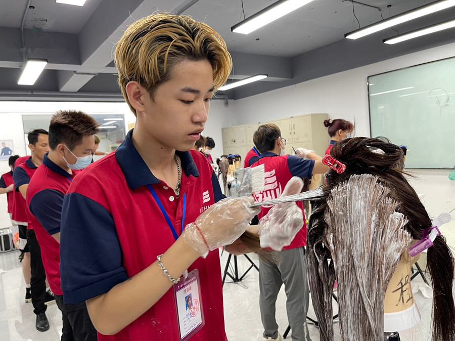 染發(fā)后怎么洗頭？南寧染發(fā)學(xué)校告訴你方法