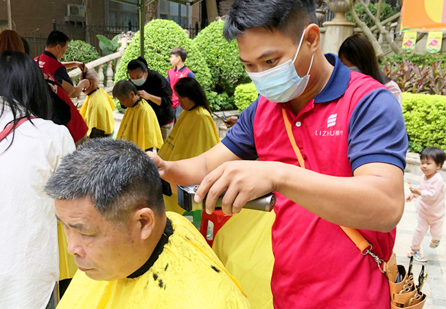 廣西理發(fā)活動走進(jìn)澳華社區(qū)和普羅旺斯社區(qū)