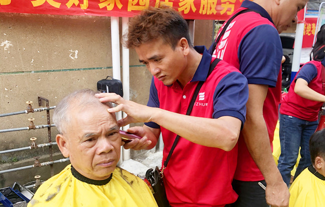 廣西美發(fā)職業(yè)學(xué)?！皩W(xué)雷鋒”活動走進(jìn)南棉社區(qū)