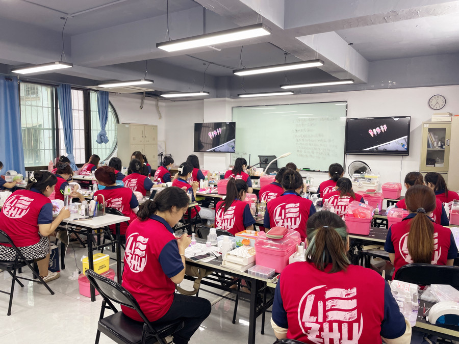 美甲師廣西：果凍膠貼片怎么卸？