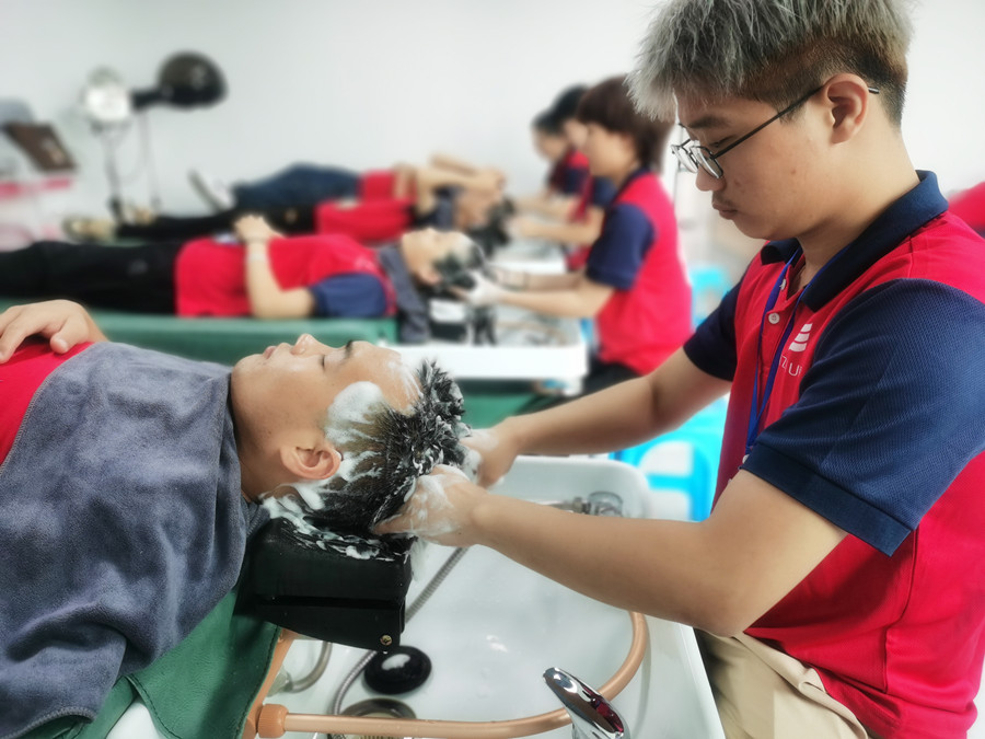 護(hù)發(fā)素洗不干凈的危害，南寧美發(fā)師職業(yè)學(xué)校