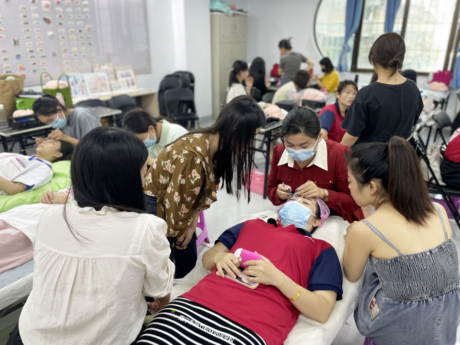 南寧西鄉(xiāng)塘區(qū)美睫美甲培訓學校：美睫真人實操課堂