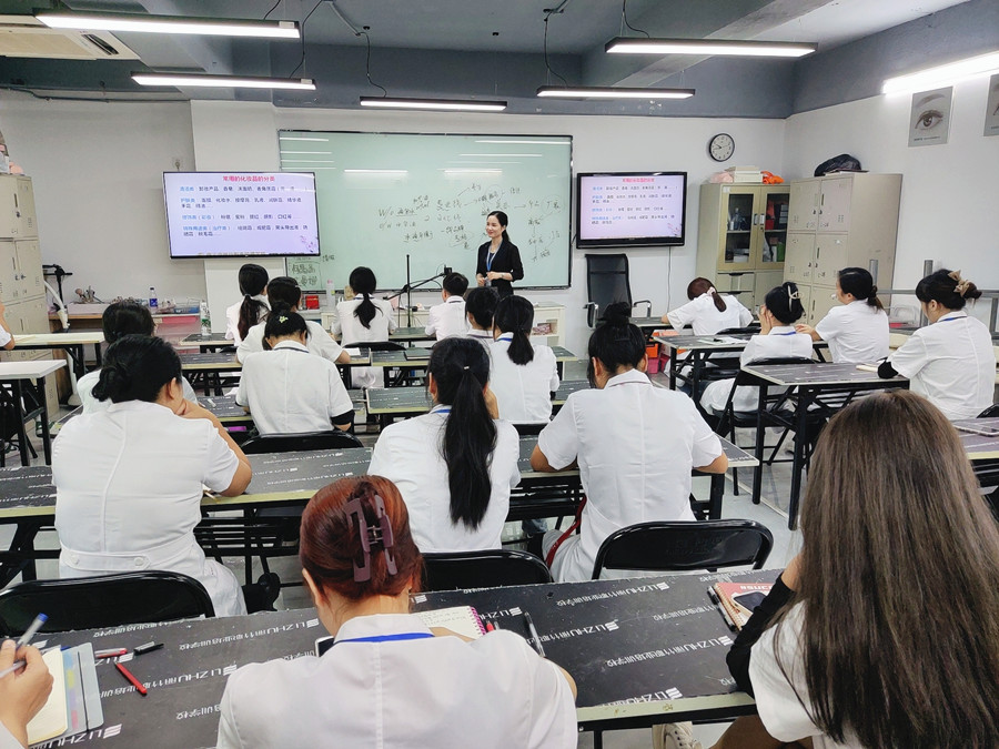 南寧美容化妝培訓(xùn)學(xué)校課程：常見化的化妝品分類