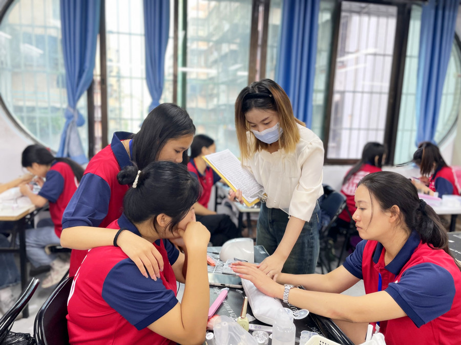 美甲涂指甲油的方法，廣西美甲基礎培訓