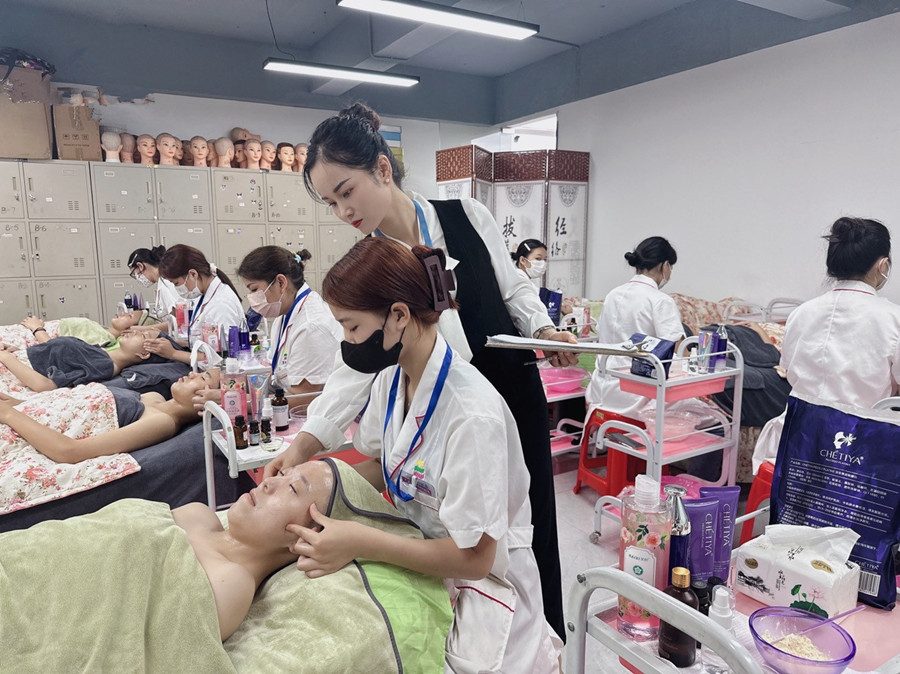 改善面部細(xì)紋的手法？南寧皮膚管理培訓(xùn)