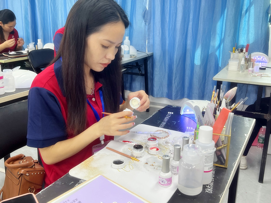 《踏雪尋梅》| 南寧美甲學(xué)校畢業(yè)班作品