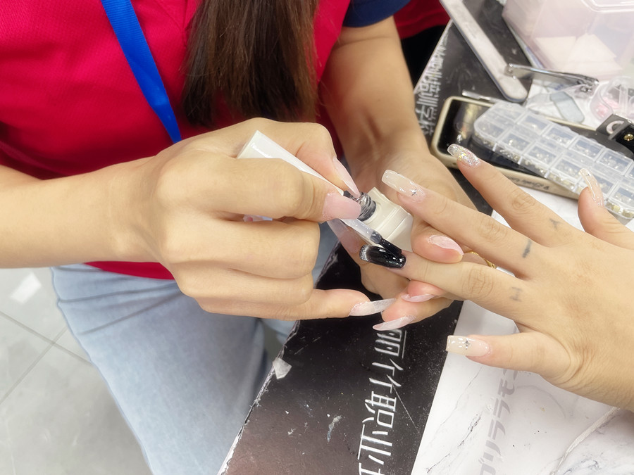 廣西美甲進修：冬天做美甲的注意事項