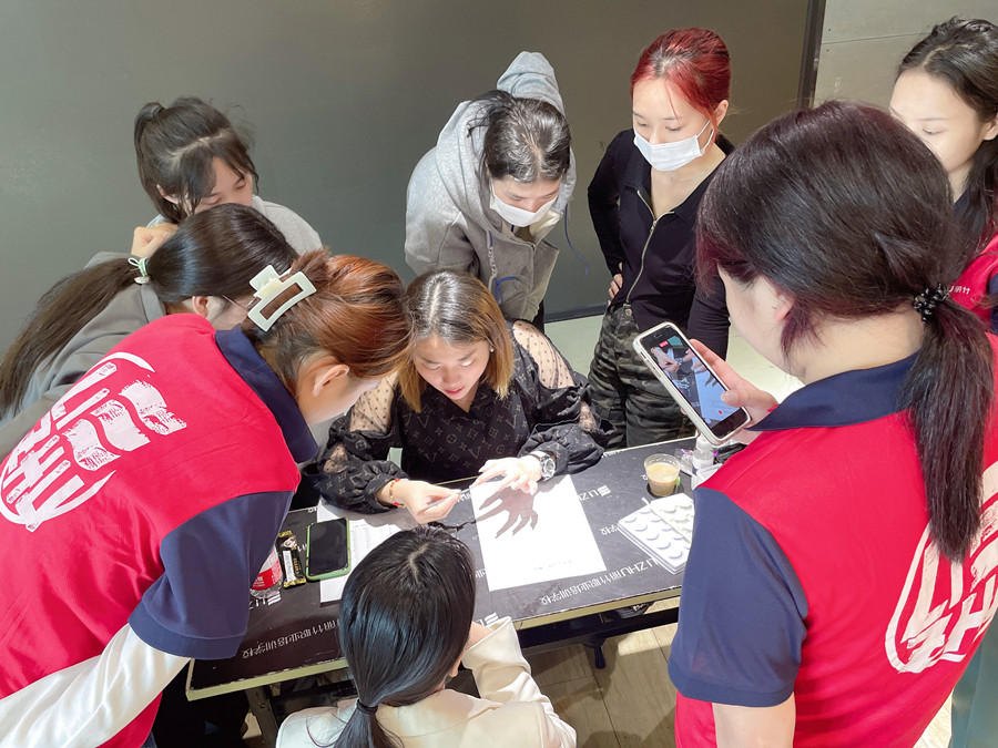 麗竹年終美睫進(jìn)修專場，老師手把手教學(xué)