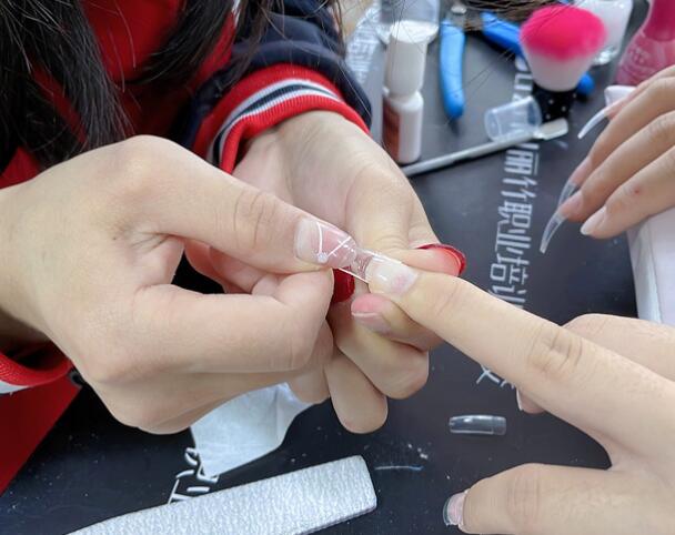 廣西美甲：貼甲片需要照燈嗎？