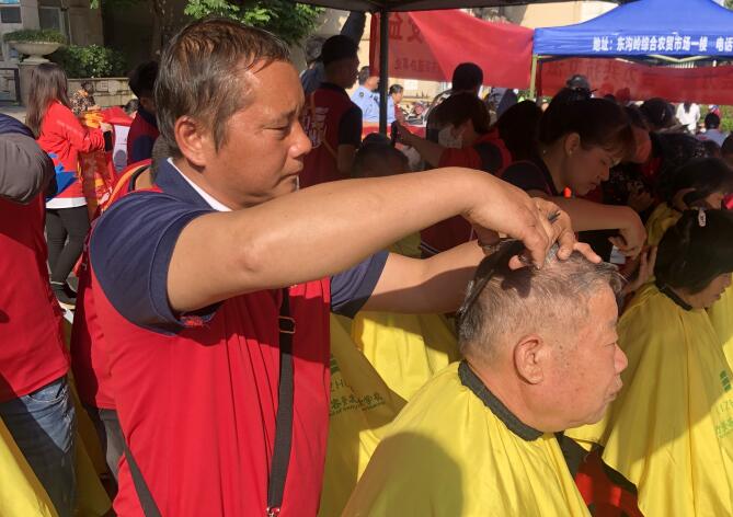 冬日暖陽，廣西美發(fā)理發(fā)學(xué)校小區(qū)免費理發(fā)