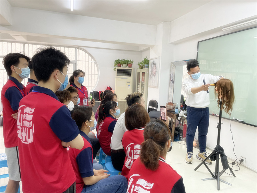 電卷棒怎么用？南寧學(xué)美發(fā)工具有哪些？