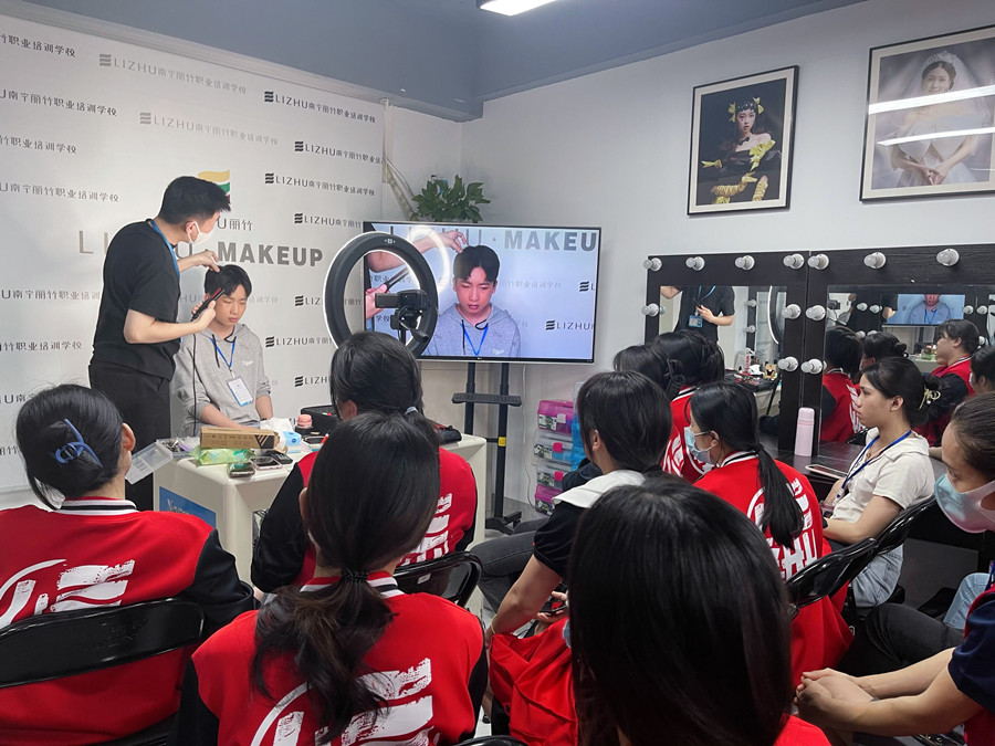 如何給男生化妝？廣西化妝彩妝基礎(chǔ)