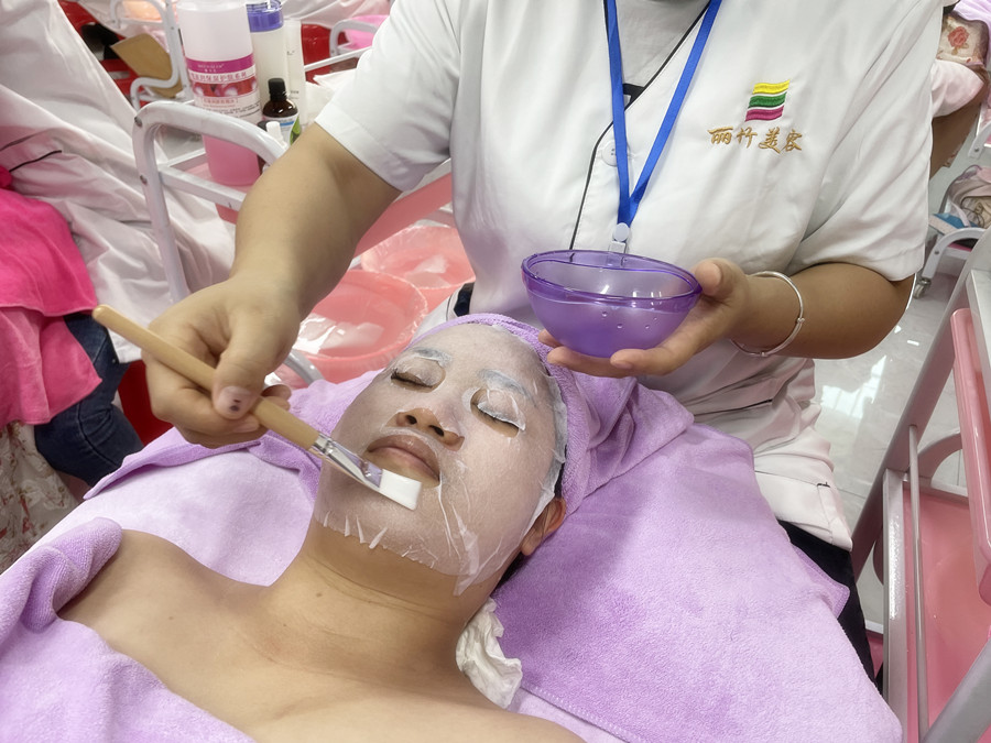 冬季敷面膜技巧，南寧美容護膚養(yǎng)顏學(xué)校分享