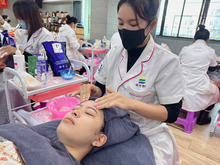 油皮肌膚控油技巧，廣西皮膚管理培訓(xùn)學(xué)校分享