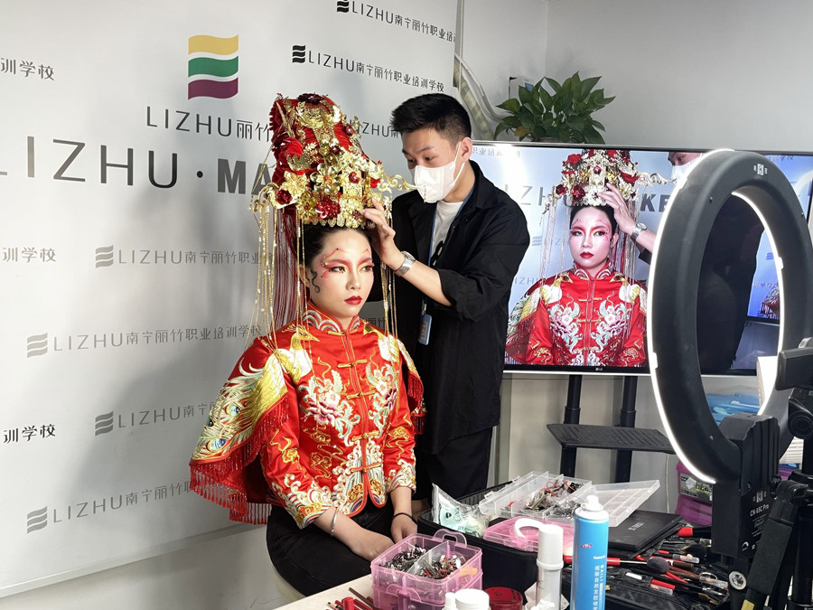  臉上繪畫彩妝藝術(shù)： 國風(fēng)創(chuàng)意造型