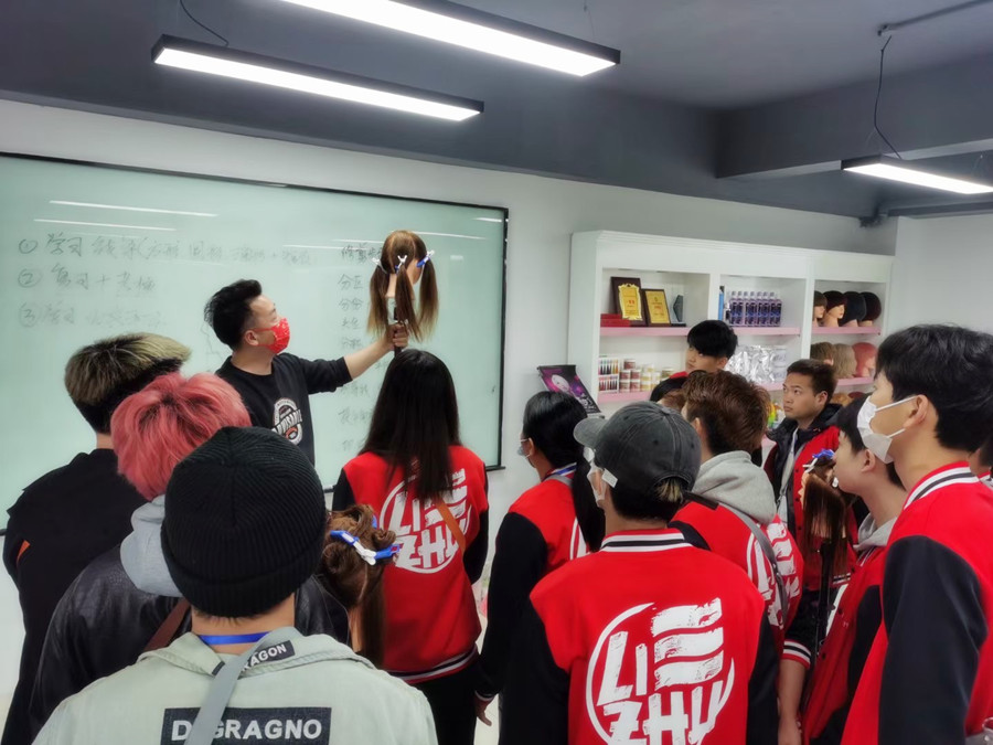 剪女發(fā)的技巧，廣西剪發(fā)理發(fā)學(xué)校課堂