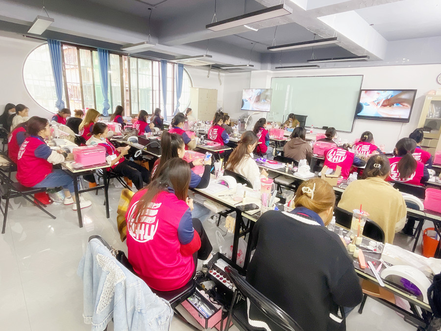 招財貓美甲教程解析，廣西美甲學(xué)徒