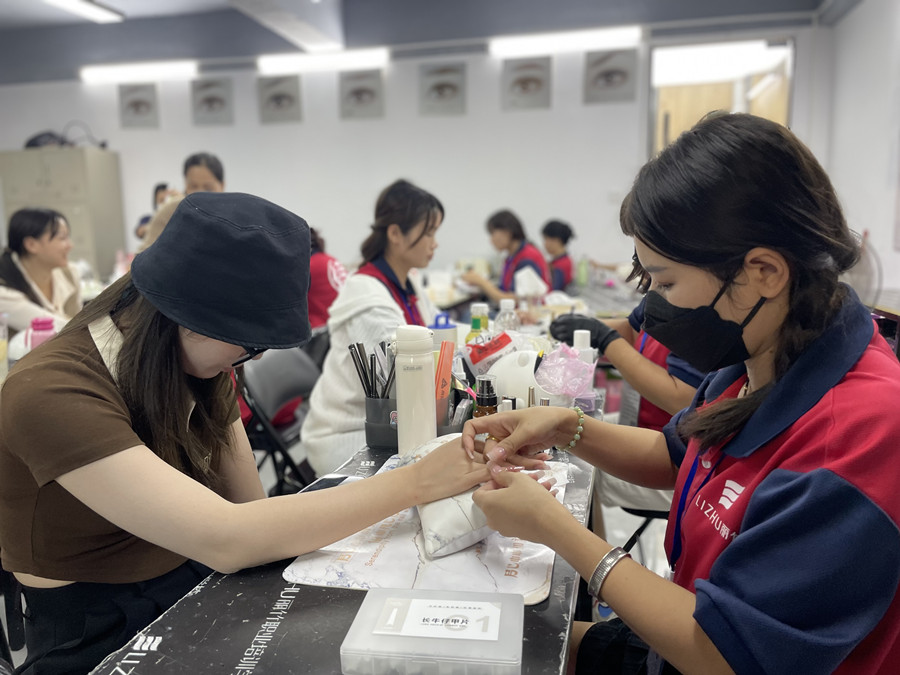 全貼甲片卸甲步驟，廣西美甲學(xué)校在哪里？