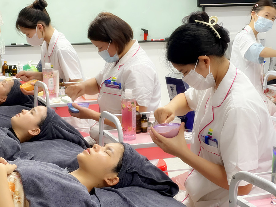 軟膜與貼片面膜的特點，南寧美容培訓(xùn)課程