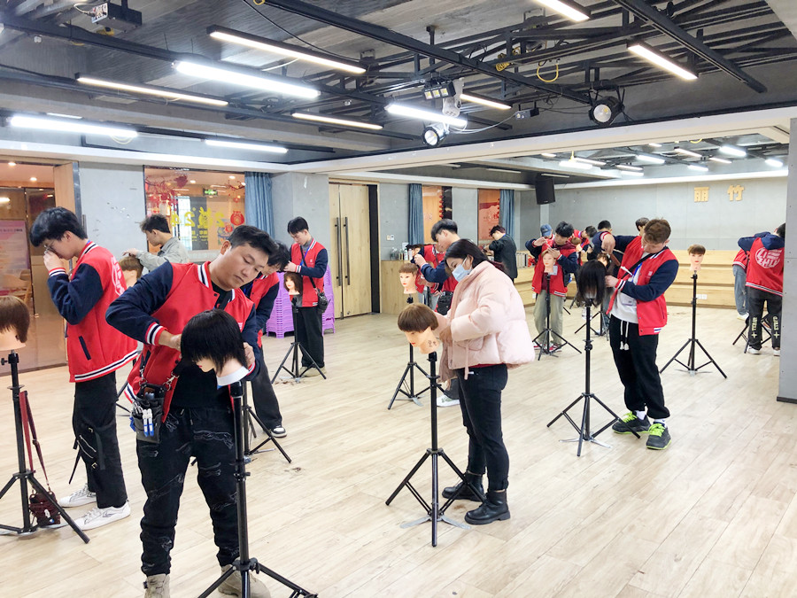 修剪碎發(fā)的技巧，廣西美發(fā)理發(fā)技術(shù)學(xué)校教學(xué)