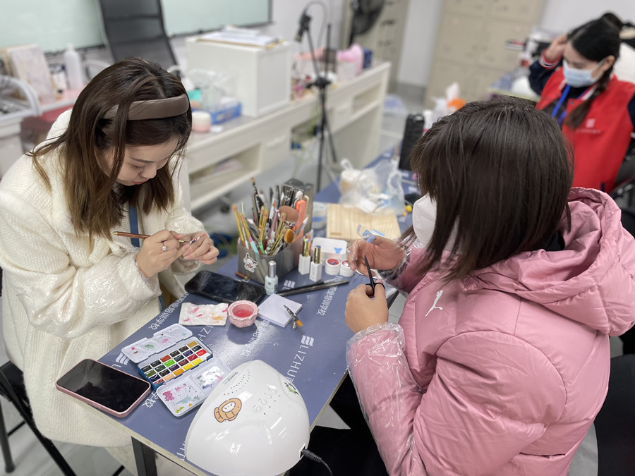 拋光條會傷害指甲嗎？南寧美甲專業(yè)培訓(xùn)班