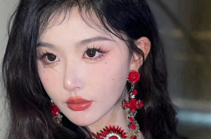 孔雪兒演唱會(huì)碎鉆仿妝，廣西美妝學(xué)習(xí)