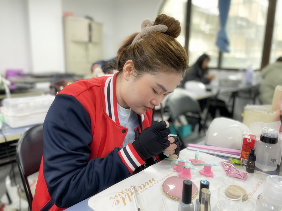 廣西學美甲護理：白色美甲變黃怎么辦？